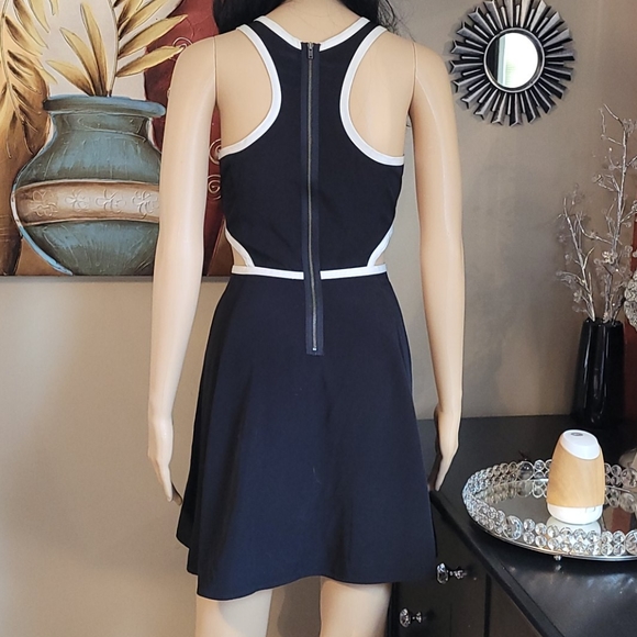 Dress - Picture 4 of 5